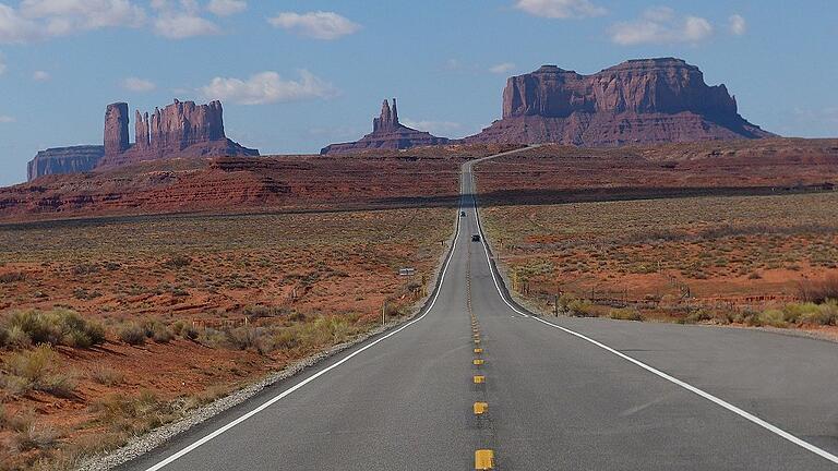 Im Monument Valley führt die Straße durch eine spektakuläre Landschaft.