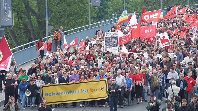 10 000 Menschen kamen am 1. Mai 2010 zu einer von 'Schweinfurt ist bunt' organisierten Gegendemonstration zu einer Kundgebung von Rechtsradikalen. In der Bildmitte, das Banner tragend, Oberbürgermeister Sebastian Remelé (CSU) an seinem ersten Arbeitstag, links neben ihm der Bündnis-Vorsitzende Frank Firsching. 10 000 Menschen kamen am 1. Mai 2010 zu einer von 'Schweinfurt ist bunt' organisierten Gegendemonstration zu einer Kundgebung von Rechtsradikalen. In der Bildmitte, das Banner tragend, Oberbürgermeister Sebastian Remelé (CSU) an seinem ersten Arbeitstag, links neben ihm der Bündnis-Vorsitzende Frank Firsching.
