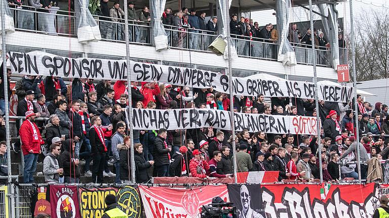 'Kein Sponsor und sein Concierge sind größer als der Verein! Michas Vertrag verlängern. Sofort!' Die aktiven Kickers-Anhänger haben sich am Samstag in der Trainerfrage für Michael Schiele eindeutig positioniert.