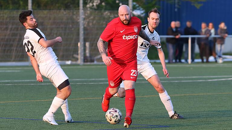 Florian Warschecha (Mitte) vom FV Ülkemspor Kitzingen setzt sich mit Ball gegen Timucin Arayici (links) und Tim Kressmann von Bayern Kitzingen durch. Das A-Klassen-Stadtderby gewann der FV Ülkemspor, Warschecha erzielte in dieser Partie sein 18. Saisontor.