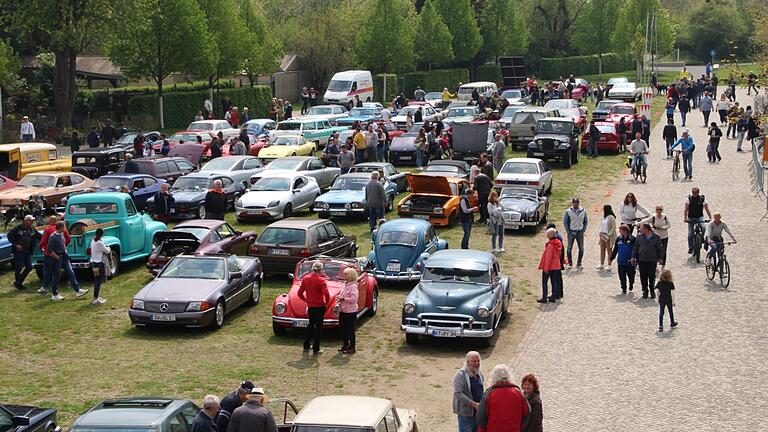 Main-Festival in Kitzingen: Die Schaulustigen bestaunten viele Oldtimer und Youngtimer auf dem Etwashäuser Bleichwasen.