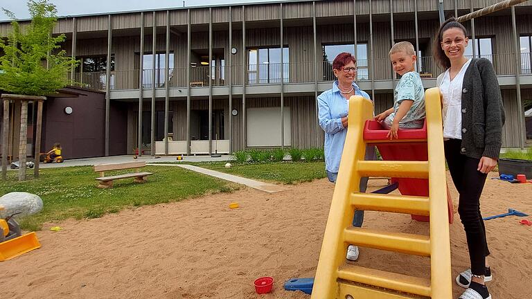 Marlene Schnarr (links) und Anna-Lena Kafara tauschen sich in einem Gespräch auf dem Spielplatz der Marktheidenfelder Kita Baumhofstraße darüber aus, wie sich die Kinderbetreuung im Laufe der Zeit gewandelt hat.