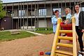 Marlene Schnarr (links) und Anna-Lena Kafara tauschen sich in einem Gespräch auf dem Spielplatz der Marktheidenfelder Kita Baumhofstraße darüber aus, wie sich die Kinderbetreuung im Laufe der Zeit gewandelt hat.