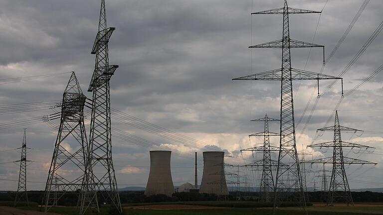 Die Kühltürme des stillgelegten Atomkraftwerks in Grafenrheinfeld. Für eine Wiederinbetriebnahme angesichts des Gasmangels ist der Abbau bereits zu weit fortgeschritten. Die Kühltürme des stillgelegten Atomkraftwerks in Grafenrheinfeld. Für eine Wiederinbetriebnahme angesichts des Gasmangels ist der Abbau bereits zu weit fortgeschritten.