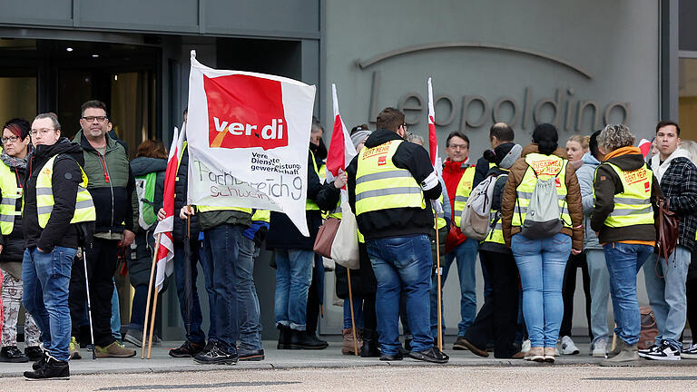 Ver.di, Streik im Leopoldina Krankenhaus       -  Schweinfurt, 14.03.2023, Ver.di, Streik im Leopoldina Krankenhaus

Bild: Demonstrationszug in die Stadt