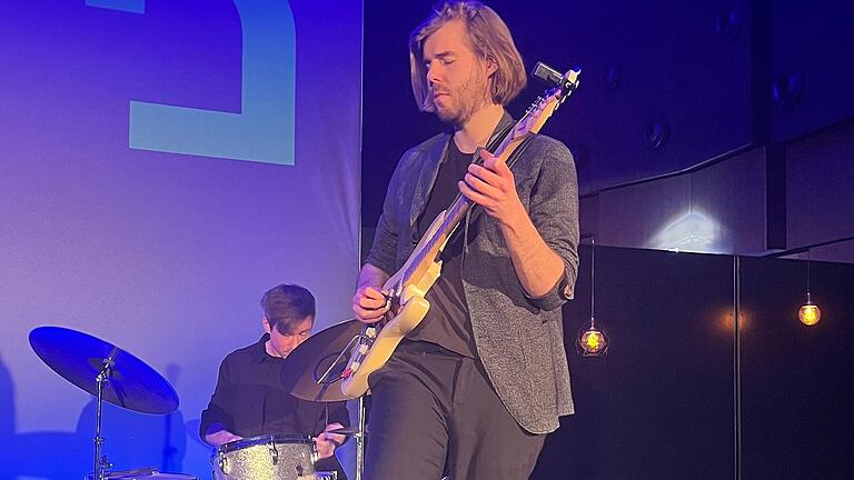 Philipp Schiepek in der Hörbar (im Hintergrund Florian Kettler).