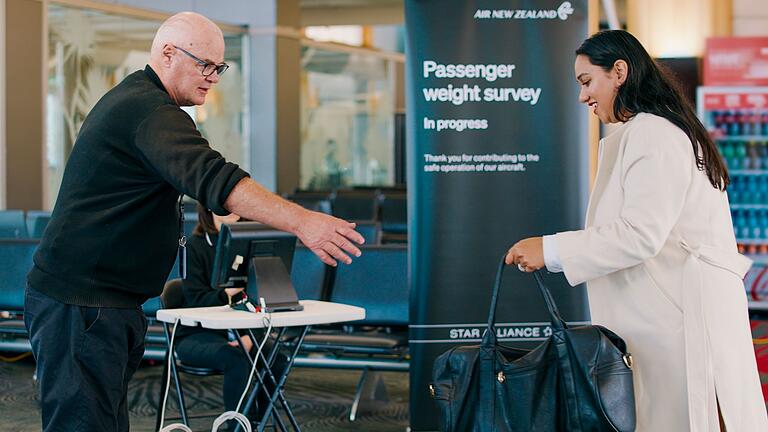 Air New Zealand.jpeg       -  Die nationale neuseeländische Fluggesellschaft bittet die Passagiere, sich auf die Waage zu stellen, bevor sie an Bord internationaler Flüge gehen.