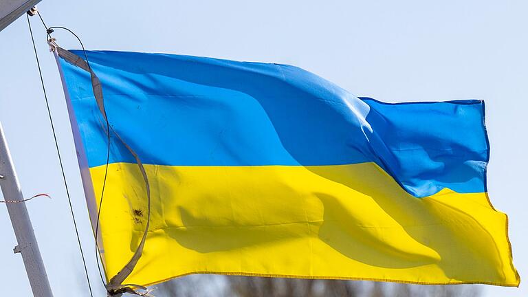 Flagge der Ukraine       -  In Bad Griesbach will der Bürgermeister keine weiteren Flüchtlinge aus der Ukraine mehr registrieren lassen. Geflüchtete würden ungerecht verteilt, sagt er (Symbolbild).