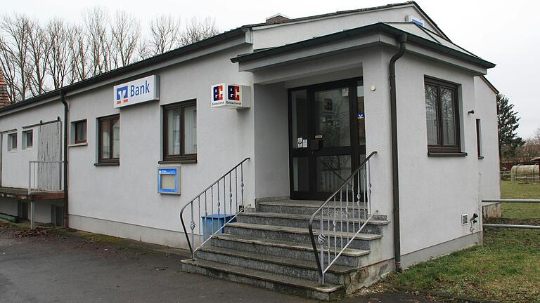 In der Nacht auf Rosenmontag knackten Einbrecher einen Tresor in der Raiffeisenbankfiliale in Donnersdorf.