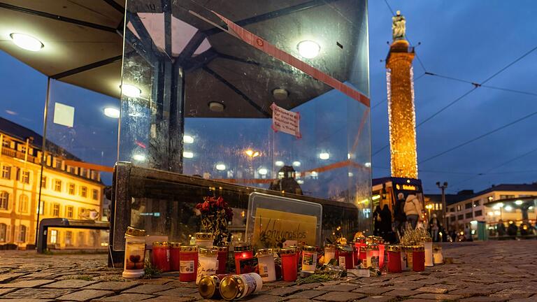 Gedenken       -  Kerzen und Blumen im November 2023 in Darmstadt zur Erinnerung an einen Obdachlosen, der dort wenige Tage zuvor getötet worden war.