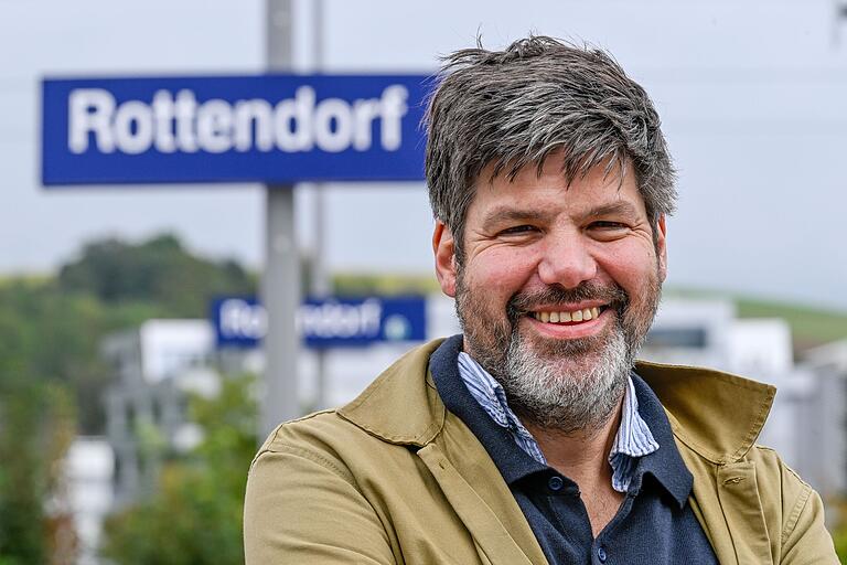 Der Historiker Clemens Tangerding hat 2024 das Buch 'Rückkehr nach Rottendorf' geschrieben. Er ist in Rottendorf im Landkreis Würzburg groß geworden. Der Historiker Clemens Tangerding hat 2024 das Buch 'Rückkehr nach Rottendorf' geschrieben. Er ist in Rottendorf im Landkreis Würzburg groß geworden.