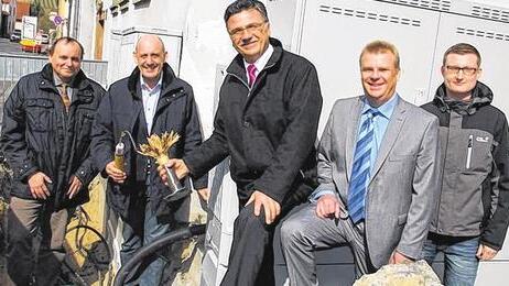 Sie machen Karlstadt bereit für die Zukunft: (von links) Joachim Först (Berater der Stadt beim Förderverfahren), Bürgermeister Paul Kruck, Projektleiter Klaus Markert, Vertriebsbeauftragter Markus Winter (beide Telekom) und Jan Binner (städtischer Sachbearbeiter für den Breitbandausbau). Das Bild entstand in Stetten, wo ein alter und ein neuer Verteilerkasten direkt nebeneinander stehen. Sie machen Karlstadt bereit für die Zukunft: (von links) Joachim Först (Berater der Stadt beim Förderverfahren), Bürgermeister Paul Kruck, Projektleiter Klaus Markert, Vertriebsbeauftragter Markus Winter (beide Telekom) und Jan Binner (städtischer Sachbearbeiter für den Breitbandausbau). Das Bild entstand in Stetten, wo ein alter und ein neuer Verteilerkasten direkt nebeneinander stehen.