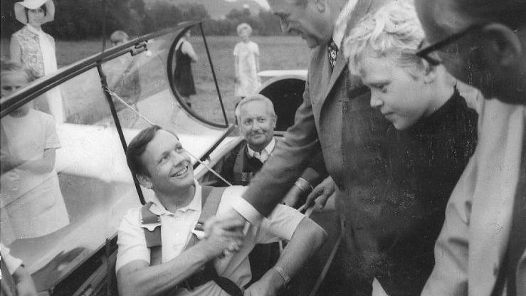 Von der Wasserkuppe im benachbarten Hessen war Neil Armstrong per Segelflieger nach Bad Kissingen gekommen. Mit demselben Flieger verließ er die Kurstadt wieder. Das Bild zeigt Armstrong mit Oberbürgermeister Hans Weiß beim Abschied.  Foto: Curt Kleintitschen       -  Von der Wasserkuppe im benachbarten Hessen war Neil Armstrong per Segelflieger nach Bad Kissingen gekommen. Mit demselben Flieger verließ er die Kurstadt wieder. Das Bild zeigt Armstrong mit Oberbürgermeister Hans Weiß beim Abschied.  Foto: Curt Kleintitschen