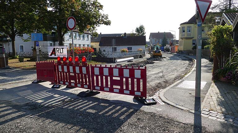 Ab hier ist Schluss: In Arnstein ist die Grabenstraße wegen Tiefbauarbeiten für dieses Jahr bis zur Marktstraße gesperrt. Der Cancale-Platz, die Feuerwehr und der ZOB sind aber erreichbar.