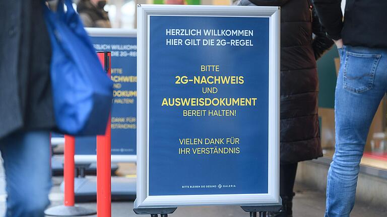 Zahlreiche Schilder verweisen vor den Geschäften in der Würzburger Innenstadt&nbsp; auf die neue 2G-Regel.&nbsp;