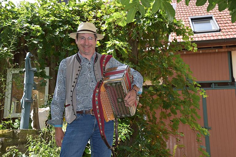 Der Oberschwappacher Humorist Oti Schmelzer hat den Bayerischen Verdienstorden bekommen. Mit seinen humorvollen Texten und seinen aufwendigen Kostümen ist er mit Auftritten&nbsp; &nbsp;in&nbsp; der'Närrischen Weinprobe' und 'Fastnacht in Franken' zum Publikumsliebling geworden.