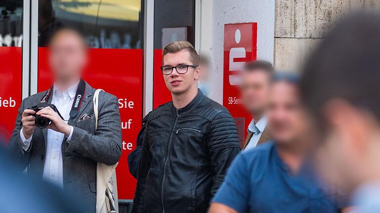 Rechte Vernetzung: Teutonia-Burschenschafter Daniel Halemba im Jahr 2021 mit einem österreichischen 'Kartell'-Mitglied (links) auf einer Demonstration des rechtsextremen 'Dritten Wegs' in Würzburg.