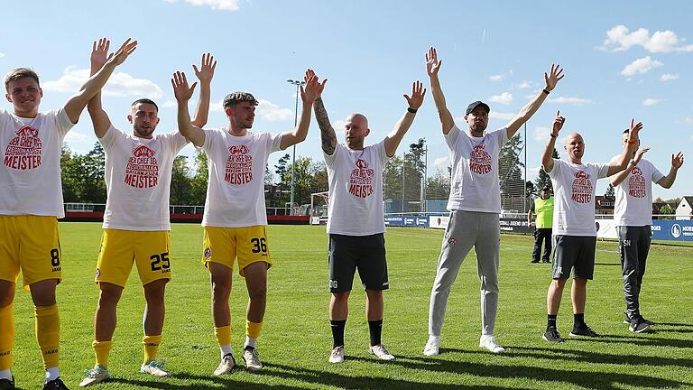 Feiern mit den Fans: Cheftrainer Marco Wildersinn (Dritter von rechts) und ein Teil seines Teams nach Spielschluss in Nürnberg.&nbsp;