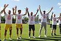 Feiern mit den Fans: Cheftrainer Marco Wildersinn (Dritter von rechts) und ein Teil seines Teams nach Spielschluss in Nürnberg.&nbsp;