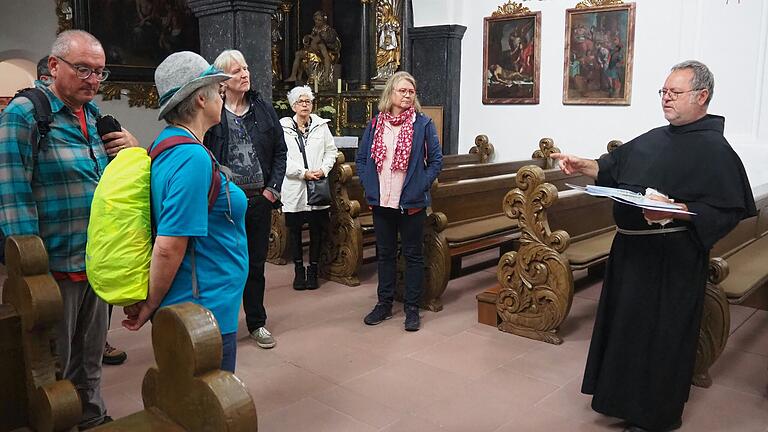 Bruder Tobias Matheis aus dem Kloster Schönau bei Gemünden führt Gäste durch das Kloster und referiert über 'Bier und Spiritualität'.