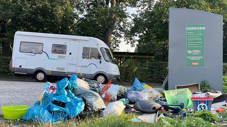 Kein schöner Anblick für alle, die vorbeifahren: der Bereich vor und neben den Altkleidercontainern am Bleichwasen Ende Juli in Kitzingen. Der Container von Aplawia (im Bild) wurde in Kooperation mit Texaid betrieben und ist mittlerweile abgebaut. Der Müll wurde größtenteils entfernt.