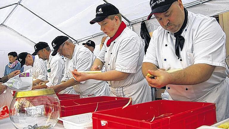 Ran an den Spargel: Ins Zeug legten sich (von rechts) Horst Sterker, Azubi Fabian Roßmann und Gunter Adametz.