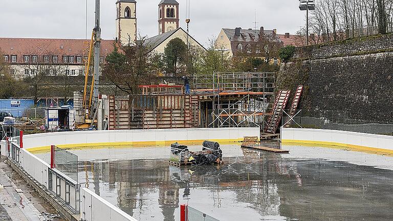 In diesem Winter noch Baustelle: Die neue Würzburger Eisbahn am Nigglweg, die ursprünglich Ende Oktober eröffnet werden sollte. Die Aufnahme entstand Ende November.