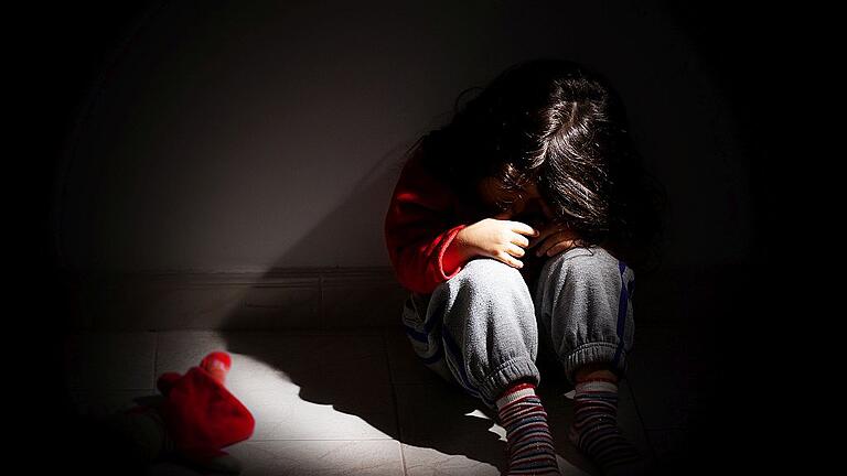 Childhood problems - Child abuse       -  Die Zahl der misshandelten oder vernachlässigten Kinder steigt stetig. Im Landkreis Schweinfurt befinden sich aktuell 150 Kinder in Pflegefamilien. Das Jugendamt sucht ständig Paare oder Einzelpersonen, die ein &bdquo;fremdes&ldquo; Kind aufnehmen.