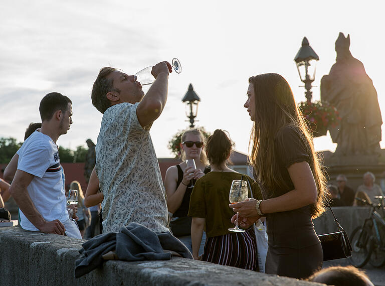 An einem Juni 2019, spätabends auf der Alten Mainbrücke: Tropennächte, in denen das Thermometer nicht unter 20 Grad fällt, werden in den kommenden Jahrzehnten immer häufiger.