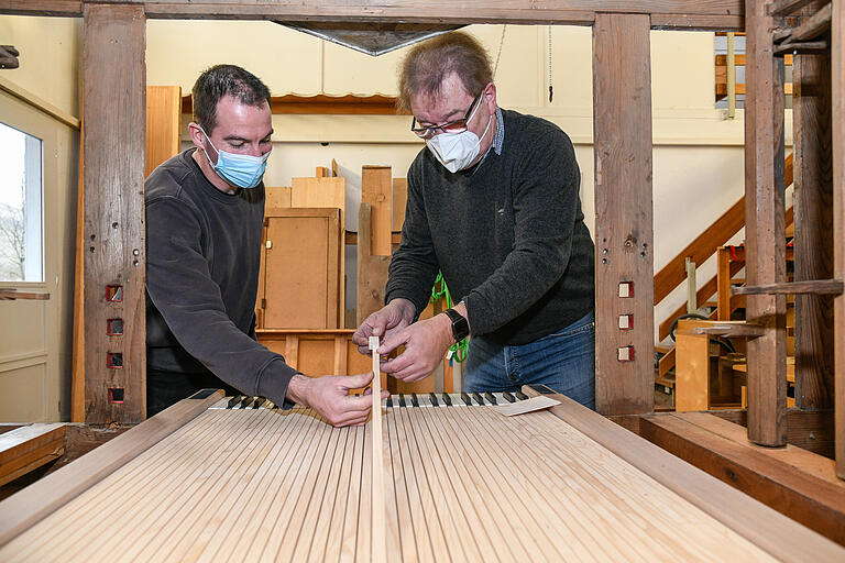 : Der Orgelsachverständige Gregor Frede (rechts) war mehrfach in der Markelsheimer Werkstatt, um mit Projektleiter Markus Wolpert Detailfragen zu klären.