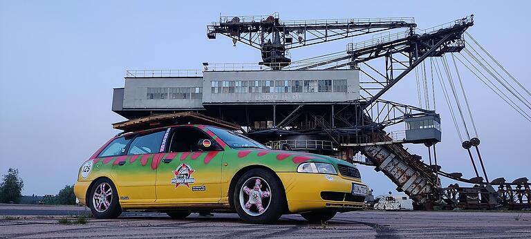 Beliebter Fotohintergrund: Der Audi von Marcel Wolf und Tobias Eckert vor einem Riesenbagger in Ferropolis, der Stadt aus Eisen.