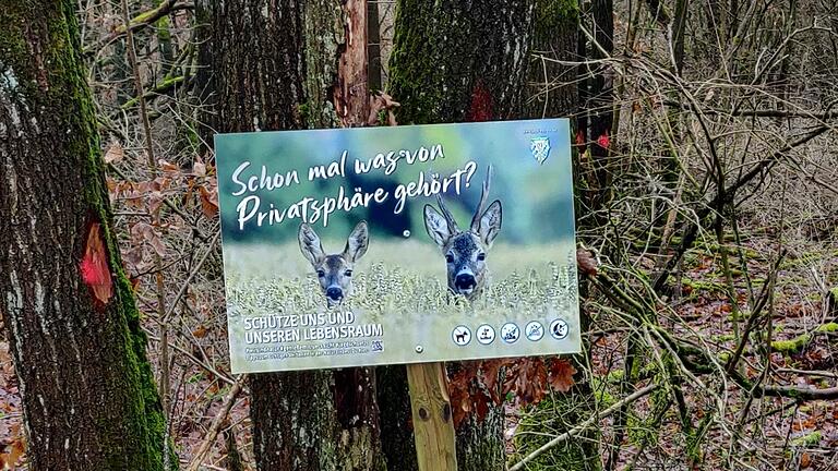 Die Schilder, die in Zusammenarbeit mit dem Bayerischen Jagdverband beschafft wurden, führen per aufgedrucktem QR-Code zu weiteren Informationen der Kampagne.