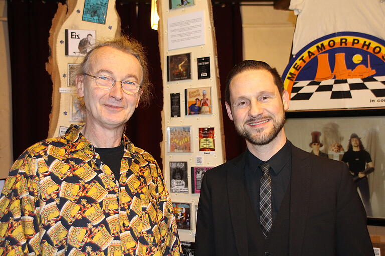 Kurt Rienecker (links), im Bild mit Bürgermeister Thorsten Wozniak, leitet seit über 30 Jahren das Gerolzhöfer Jugendhaus. Kurt Rienecker (links), im Bild mit Bürgermeister Thorsten Wozniak, leitet seit über 30 Jahren das Gerolzhöfer Jugendhaus.
