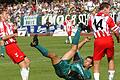 Der Großbardorfer Stürmer Sebastian Knüttel probiert es akrobatisch. Das Derby im Jahr 2006 verlor sein TSV gegen den FC 05 Schweinfurt aber mit 0:3.