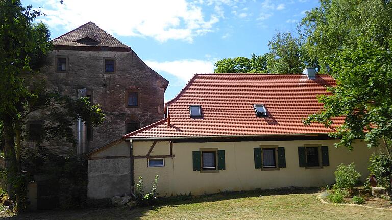 Der  Blick von der Hirtengasse aus zeigt das Hessenhaus mit dem angrenzenden uralten Speichergebäude.