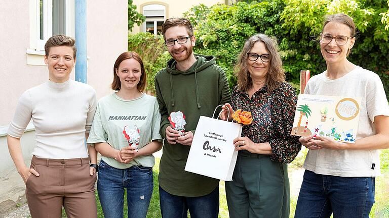 Anwesend waren von links: Stellvertretende Einrichtungsleitung Anna-Lena Scheiner, Bewohner*innen Sabrina und Kai,Einrichtungsleitung Ulrike Hartmann sowie Theresa Belz, Inhaberin des Casa Café. Anwesend waren von links: Stellvertretende Einrichtungsleitung Anna-Lena Scheiner, Bewohner*innen Sabrina und Kai,Einrichtungsleitung Ulrike Hartmann sowie Theresa Belz, Inhaberin des Casa Café.