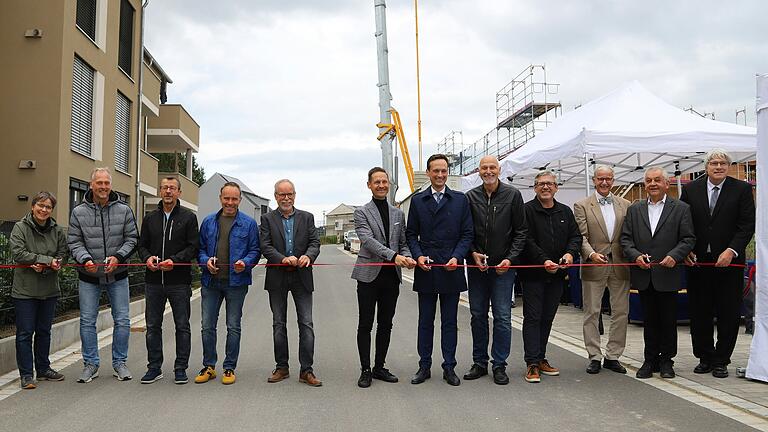 Einige Hürden waren zu meistern, bevor die Stadt das neue Baugebiet 'Am Nützelbach II' offiziell eröffnen konnte. Beim symbolischen Akt am Dienstag dabei waren (von links) Stadtbaumeisterin Maria Hoffmann, Ronnie Weißenberger (Wasserwirtschaftsamt), Jürgen Kneißl (ehemals Stadtbauamt), Martin Kinner (KBR Ingenieure), Rupert Kehl (Baufirma Glöckle), Bürgermeister Thorsten Wozniak, Landrat Florian Töpper, die stellvertretenden Bürgermeister Erich Servatius und Markus Reuß, Kreisrat Manfred Klein und die Pfarrer Stefan Mai und Reiner Apel, die das Baugebiet segneten.