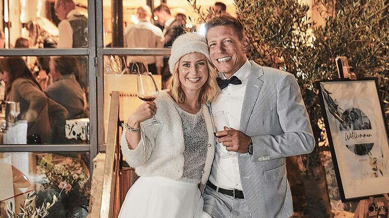 Carina und Jochen Würtheim an ihrem Hochzeitstag vor dem alten Winzerhaus in Eibelstadt, das sie vom Keller bis zum Dach saniert und zum 'Hotel Würtheim' und dem Restaurant 'Würtheim &amp; Trautenbach' umgebaut haben.&nbsp;