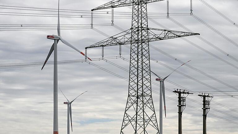 Weil an manchen Tagen viel Strom aus Sonnen- und Windenergie produziert wird und dies die maximale ÜZ-Netzlast um teils das Sechsfache übersteigt, muss der Energieversorger aus Lülsfeld trotz des neuen Schalthauses derzeit immer wieder Rückeinspeisungen vornehmen. Weil an manchen Tagen viel Strom aus Sonnen- und Windenergie produziert wird und dies die maximale ÜZ-Netzlast um teils das Sechsfache übersteigt, muss der Energieversorger aus Lülsfeld trotz des neuen Schalthauses derzeit immer wieder Rückeinspeisungen vornehmen.