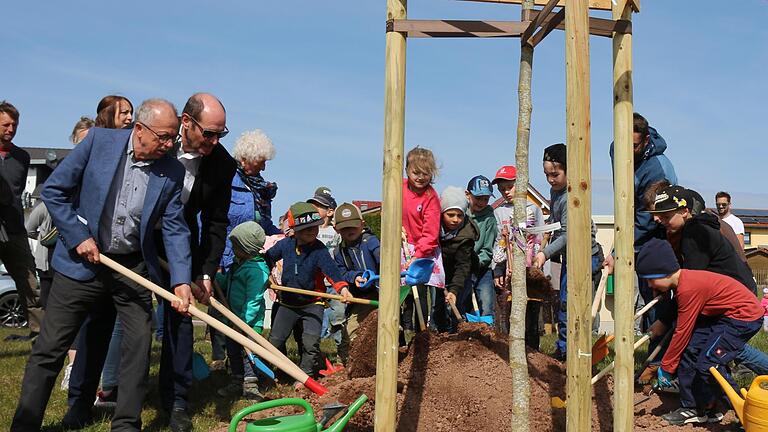 Baumpflanzungen am „Tag des Baumes“ (von links): stellvertretender Landrat Emil Müller, Bürgermeister Dieter Muth, Markus Stockmann vom Kreisverband sowie die „Entdecker Kids“.       -  Baumpflanzungen am „Tag des Baumes“ (von links): stellvertretender Landrat Emil Müller, Bürgermeister Dieter Muth, Markus Stockmann vom Kreisverband sowie die „Entdecker Kids“.
