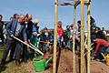 Baumpflanzungen am „Tag des Baumes“ (von links): stellvertretender Landrat Emil Müller, Bürgermeister Dieter Muth, Markus Stockmann vom Kreisverband sowie die „Entdecker Kids“.       -  Baumpflanzungen am „Tag des Baumes“ (von links): stellvertretender Landrat Emil Müller, Bürgermeister Dieter Muth, Markus Stockmann vom Kreisverband sowie die „Entdecker Kids“.