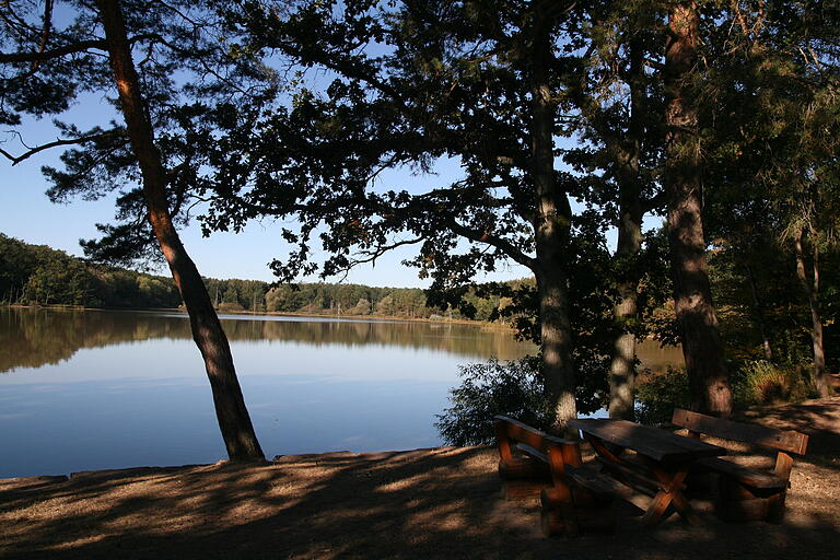 Die herbstliche Idylle trügt. Durch den Wassermangel gibt es am Sulzdorfer Rheuthsee gravierende Probleme Die herbstliche Idylle trügt. Durch den Wassermangel gibt es am Sulzdorfer Rheuthsee gravierende Probleme