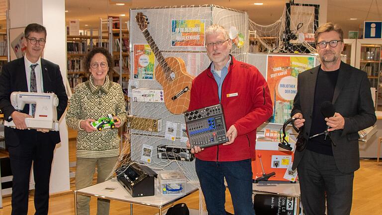 Buch, CD, Heimplanetarium: Die Stadtbücherei im Falkenhaus erweitert ihren Bestand um die „Bibliothek der Dinge“. Von links: Oberbürgermeister Christian Schuchardt, Bibliotheksleiterin Martha Maucher, Projektleiter Lambert Zumbrägel und Kulturreferent Achim Könneke bei der Eröffnung.