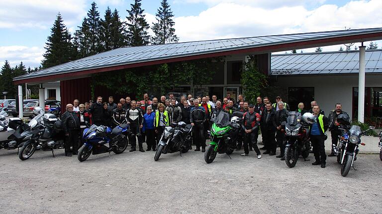 Gruppenfoto mit einigen Motorrädern am Waldhotel Rennsteighöhe zum Abschluss der Tour. Gruppenfoto mit einigen Motorrädern am Waldhotel Rennsteighöhe zum Abschluss der Tour.