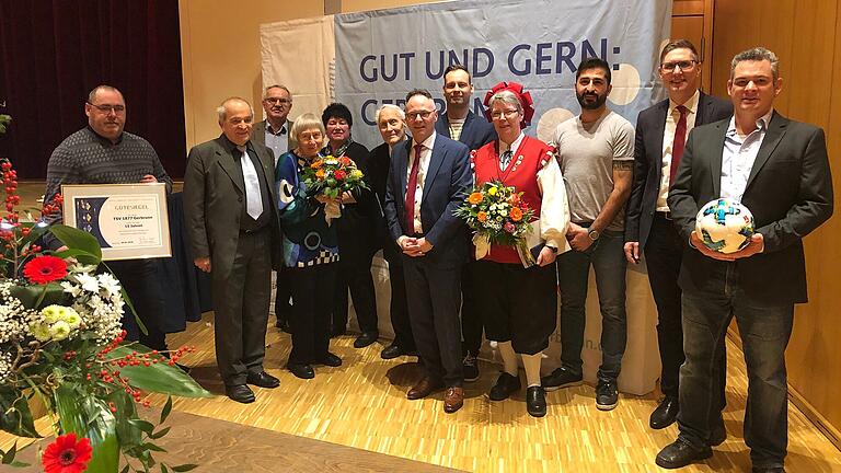 Geehrte und Ehrende auf einem Bild (von links): Heinz Oder (TSV Gerbrunn), BFV-Ehrenamtsbeauftragter Ludwig Bauer, 2. Bürgermeister Reinhard Kies (FWG), Eva Schönberger, Annemarie Olbrich, Dr. Otto Schönberger, Bürgermeister Stefan Wolfshörndl (SPD), Stefan Weidner, Elisabeth Hartmann, Ilyas Aldogan, 3. Bürgermeister Stephan Herbst (SPD) und Marco Kölln (TSV Gerbrunn).