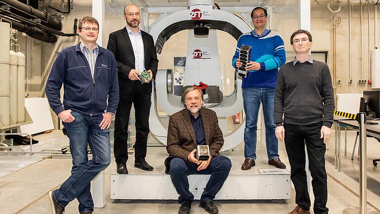 Fünf Professoren vereint für die Raumfahrtforschung an der Uni Würzburg: (von links) Andreas Nüchter, Dekan Samuel Kounev , Klaus Schilling, Sergio Montenegro und Hakan Kayal. Sie warnen vor einem Abbau und einem Verlust von wissenschaftlicher Kompetenz in Würzburg. Fünf Professoren vereint für die Raumfahrtforschung an der Uni Würzburg: (von links) Andreas Nüchter, Dekan Samuel Kounev , Klaus Schilling, Sergio Montenegro und Hakan Kayal. Sie warnen vor einem Abbau und einem Verlust von wissenschaftlicher Kompetenz in Würzburg. 