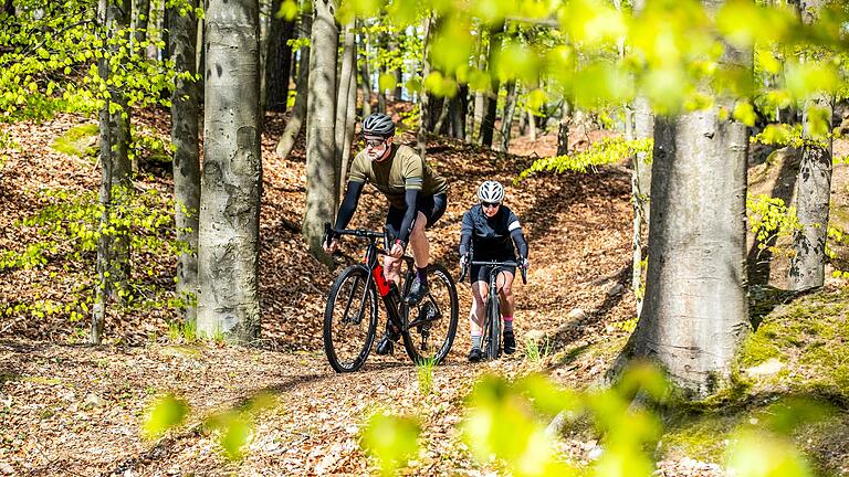 Die hügelige Landschaft der Haßberge ist bei Gravelbikern sehr beliebt. Die hügelige Landschaft der Haßberge ist bei Gravelbikern sehr beliebt.