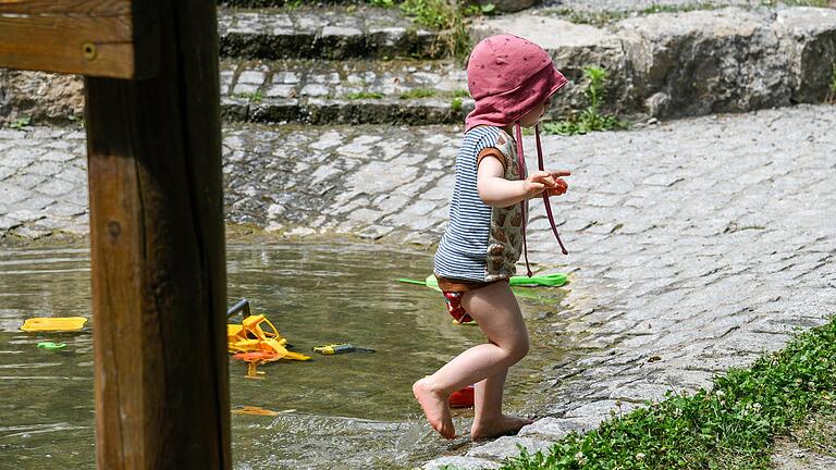 Tierpark Sommerhausen: Der Wasserspielplatz wird bei den warmen Temperaturen gerne von den Kindern besucht.