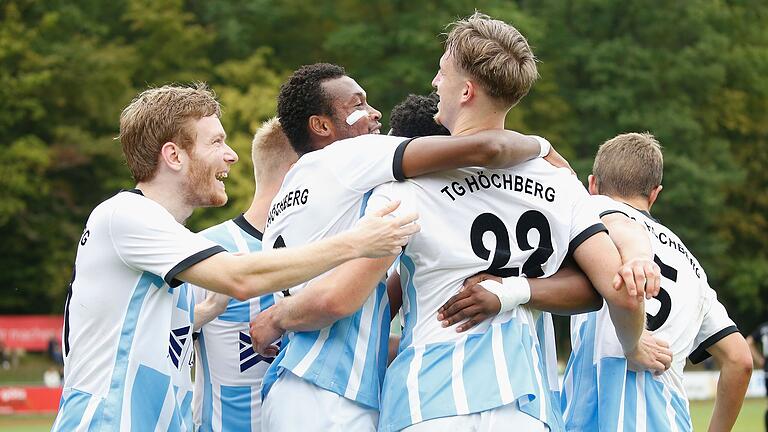 Jubel über den Treffer zum 2:0 gegen den ETSV Würzburg: Die Spieler der TG Höchberg (von links mit David Bröer, Osakpolor Iyore, Torschütze Marcel Böhm) sind augenscheinlich in guter Stimmung. Jubel über den Treffer zum 2:0 gegen den ETSV Würzburg: Die Spieler der TG Höchberg (von links mit David Bröer, Osakpolor Iyore, Torschütze Marcel Böhm) sind augenscheinlich in guter Stimmung.