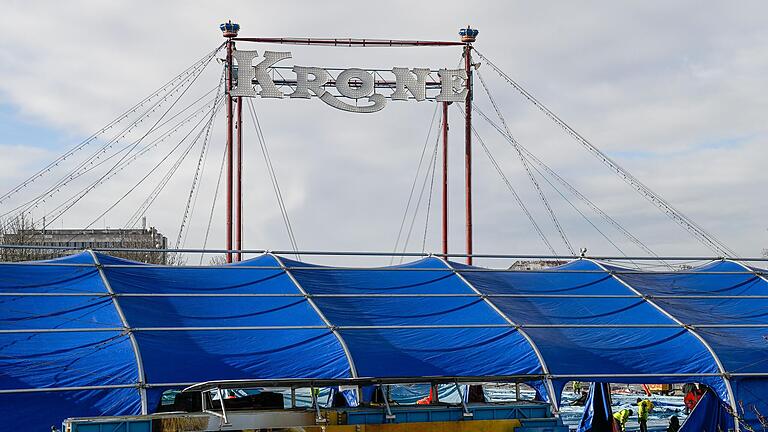 Am Dienstagvormittag zeigten sich nach Verzögerung die vier Kronen und der zwei Meter hohe und 14 Meter lange 'Krone'-Schriftzug am Würzburger Himmel.